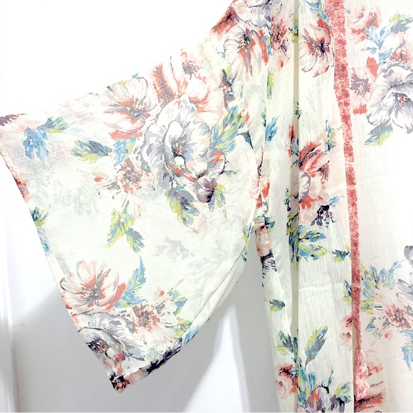 BOG Collective Women’s Floral Poncho - Picture 4 of 9